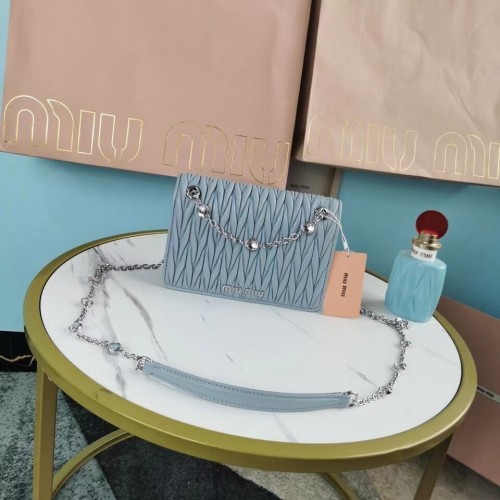 miu miu Matelasse Nappaleder Umhängetasche 5AC065 hellblau