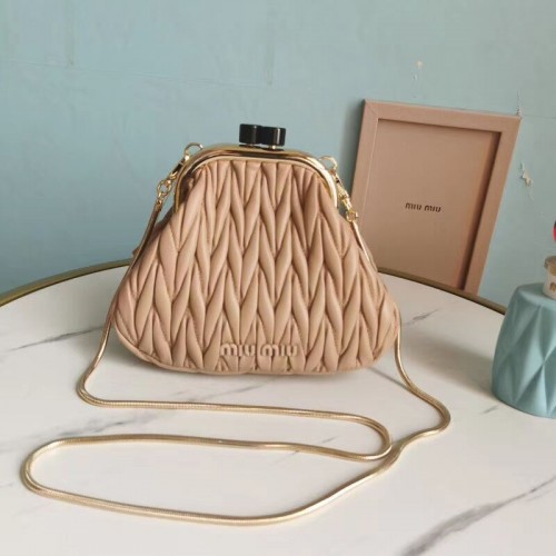 miu miu Matelasse Nappaleder Umhängetasche 5BB016L hellrosa