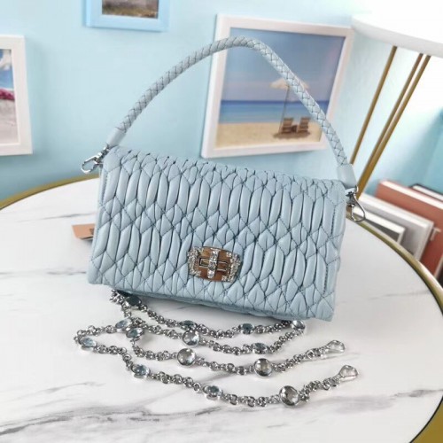 miu miu Matelasse Nappaleder Umhängetasche 5BP012M hellblau