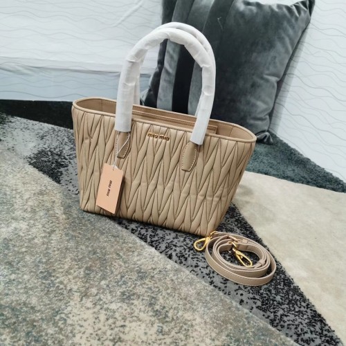 miu miu Henkeltasche aus Matelasse Nappaleder 5BG163 Apricot