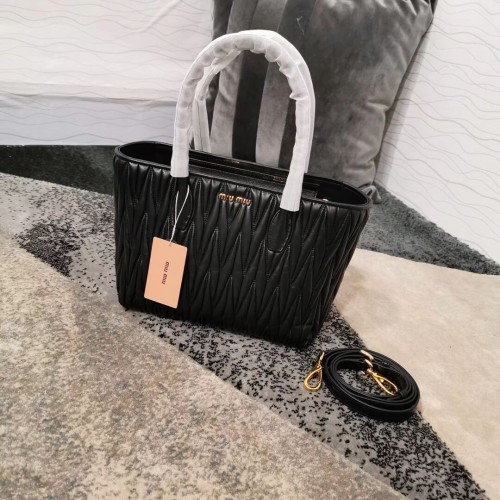 miu miu Henkeltasche aus Matelasse Nappaleder 5BG163 schwarz