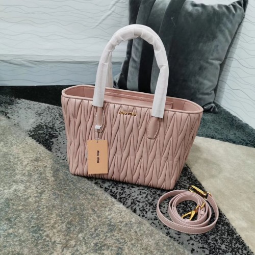 miu miu Henkeltasche aus Matelasse Nappaleder 5BG163 pink