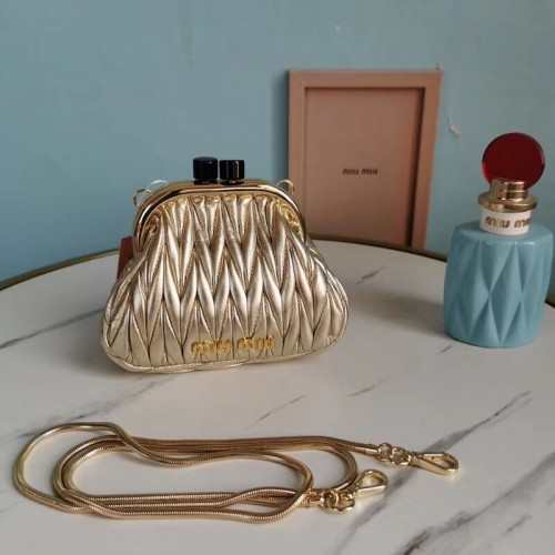 miu miu Matelasse Nappaleder Mini Schultertasche 5BB017S gold