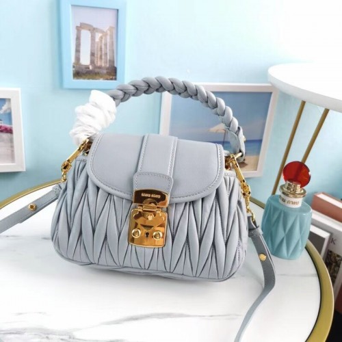 miu miu Matelasse Nappaleder Umhängetasche 5BD188 hellblau