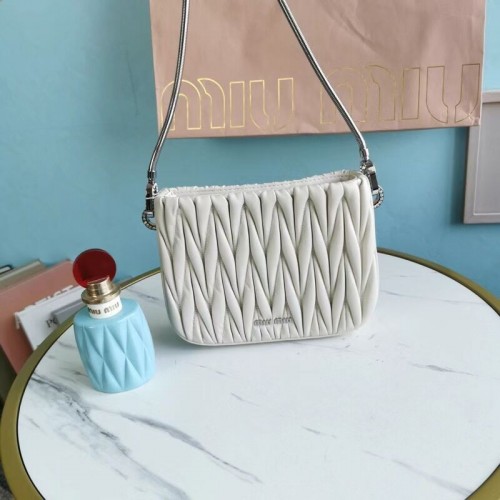 miu miu Matelasse Nappa Leder Mini Umhängetasche 5BH200 Silber
