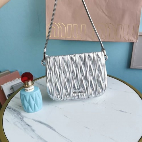miu miu Matelasse Nappa Leder Mini Umhängetasche 5BH200 Silber