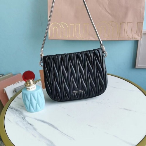 miu miu Matelasse Nappa Leder Mini Umhängetasche 5BH200 schwarz