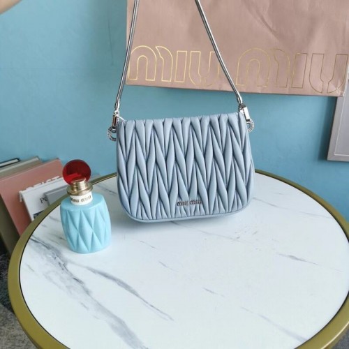 miu miu Matelasse Nappa Leder Mini Umhängetasche 5BH200 hellblau