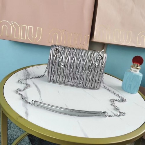miu miu Matelasse Nappa Leder Mini Umhängetasche 5TT124 Silber