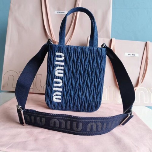 miu miu Matelasse Nappa Leder Mini Umhängetasche 6AH228 blau