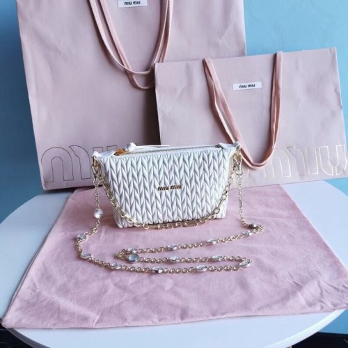 miu miu Matelasse Nappa Leder Mini Umhängetasche 6BE641 weiß