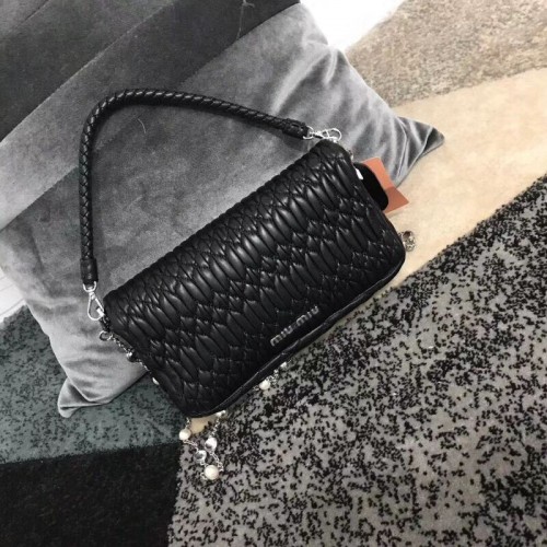 miu miu Matelasse Nappaleder Umhängetasche 5BD140G schwarz