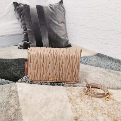 miu miu Matelasse Nappaleder Umhängetasche 5BG163 Apricot